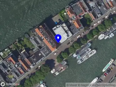 Ambulance met grote spoed naar de Wolwevershaven in Dordrecht