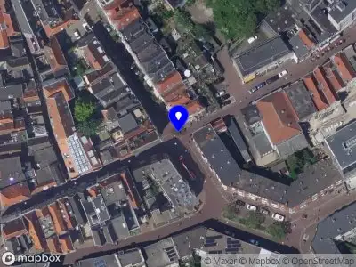 Ambulance met grote spoed naar de Lange Breestraat in Dordrecht