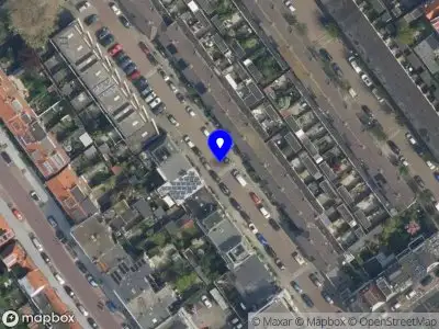 Ambulance met grote spoed naar de Cornelis de Wittstraat in Delft