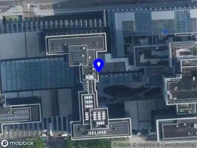 Ambulance met gepaste spoed naar de Strawinskylaan in Amsterdam