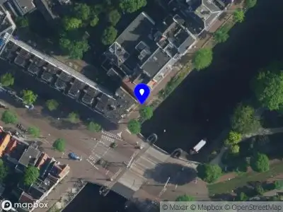 Ambulance met gepaste spoed naar de Nieuwe Herengracht in Amsterdam