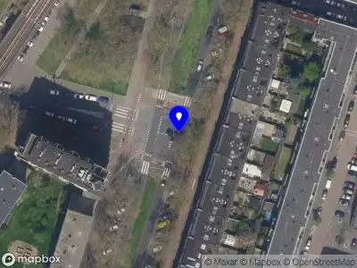 Ambulance met grote spoed naar de Dordtselaan in Rotterdam