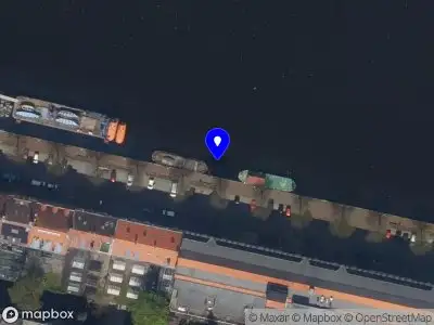 Ambulance met grote spoed naar de Coolhaven in Rotterdam