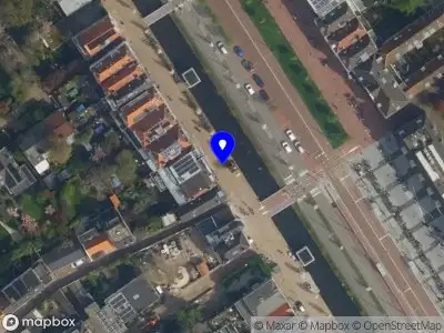 Politie met grote spoed naar de Spoorsingel in Delft vanwege voertuigen te water