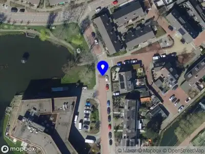 Ambulance met grote spoed naar de 't Wiel in Poortugaal