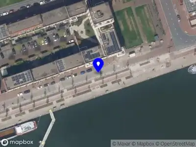 Ambulance met gepaste spoed naar de Maashaven N.z. in Rotterdam