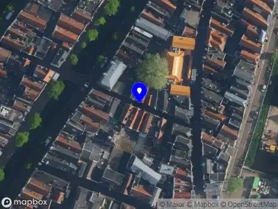 Ambulance met grote spoed naar de Molensteeg in Amsterdam