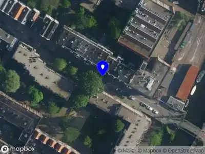 Ambulance met gepaste spoed naar de Hoogte Kadijk in Amsterdam