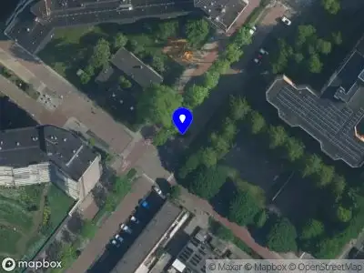 Ambulance met grote spoed naar de Loenermark in Amsterdam