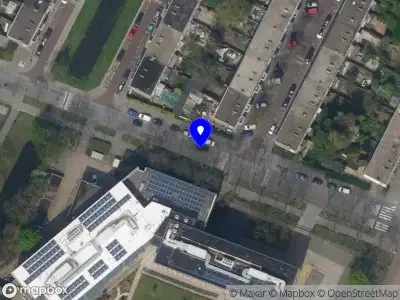 Ambulance met grote spoed naar de Carnissesingel in Rotterdam