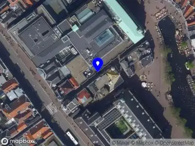 Ambulance met gepaste spoed naar de Maarsmansteeg in Leiden