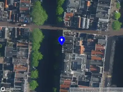 Ambulance met grote spoed naar de Herengracht in Amsterdam