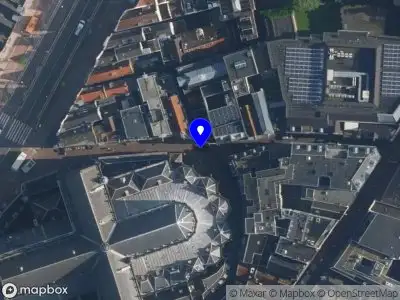 Ambulance met grote spoed naar de Gravenstraat in Amsterdam