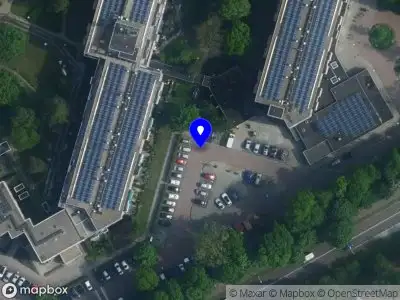 Ambulance met grote spoed naar de Niftrikhof in Amsterdam