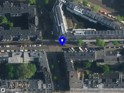 Ambulance met grote spoed naar de Madurastraat in Amsterdam