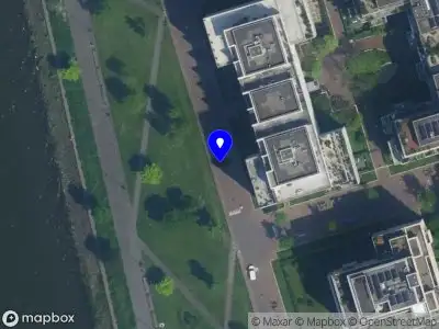 Ambulance met grote spoed naar de Overhoeksparklaan in Amsterdam