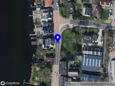 Ambulance met grote spoed naar de Dorpsstraat in Maasdam