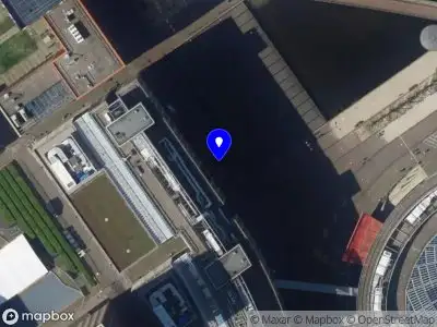 Ambulance met grote spoed naar de Johanna Westerdijkplein in 's-Gravenhage