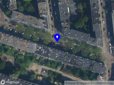 Ambulance met gepaste spoed naar de Maarten Harpertszoon Trompstraat in Amsterdam