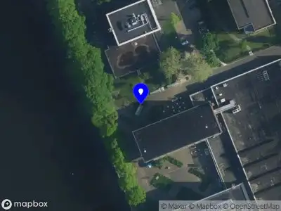 Ambulance met gepaste spoed naar de Dijksgracht in Amsterdam