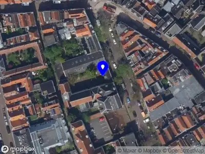 Ambulance met grote spoed naar de Pieterskerkgracht in Leiden