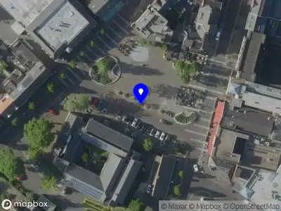 Ambulance met grote spoed naar de Raadhuisplein in Reuver