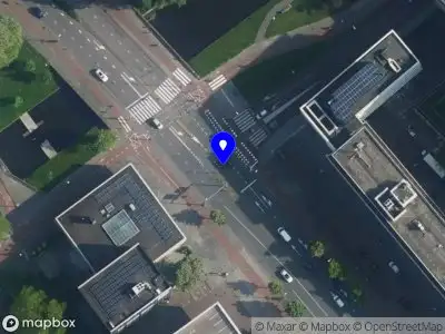 Ambulance met grote spoed naar de Julianaplein in Amsterdam
