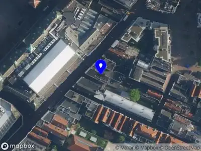 Ambulance met gepaste spoed naar de Beursstraat in Amsterdam