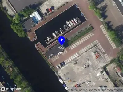 Ambulance met grote spoed naar de Fokkerkade in 's-Gravenhage