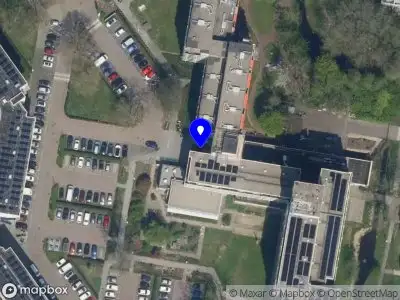 Ambulance met grote spoed naar de De Baronie in Capelle aan den IJssel