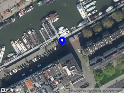 Ambulance met grote spoed naar de Haringvliet in Rotterdam