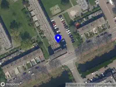 Ambulance met grote spoed naar de Meeuwensingel in Capelle aan den IJssel