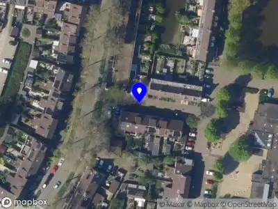 Ambulance met grote spoed naar de Kalmoesvaart in Zoetermeer