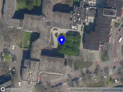 Ambulance met grote spoed naar de Goudseplein in Rotterdam