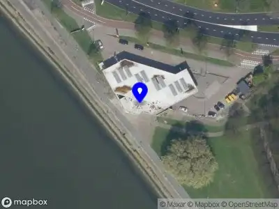 Ambulance met gepaste spoed naar de Maasboulevard in Rotterdam