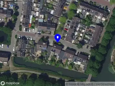 Ambulance met grote spoed naar de Frida Katz-erf in Dordrecht