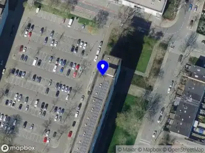 Ambulance met grote spoed naar de Prikkorf in Hoogvliet Rotterdam