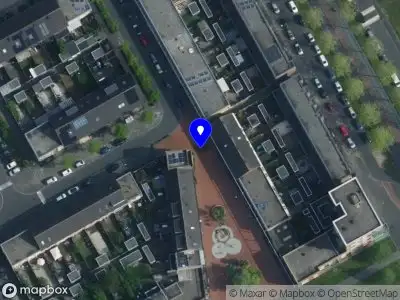 Ambulance met grote spoed naar de Goed Geluimd hof in Amsterdam