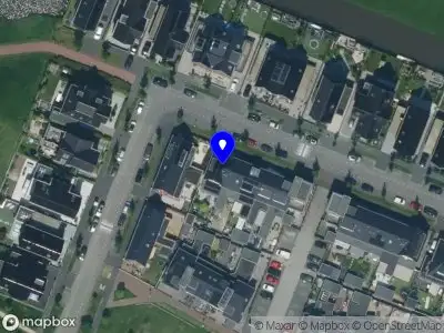 Ambulance met grote spoed naar de Den Oeverlaan in Volendam
