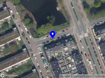 Ambulance met grote spoed naar de Strijpesingel in Rotterdam