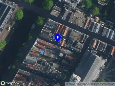 Ambulance met grote spoed naar de Onkelboerensteeg in Amsterdam