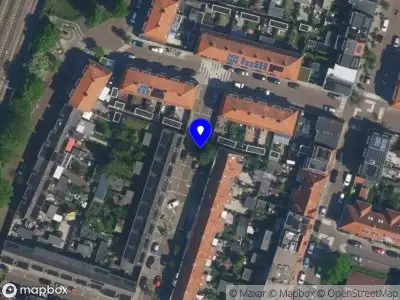 Ambulance met grote spoed naar de Van Loostraat in Haarlem