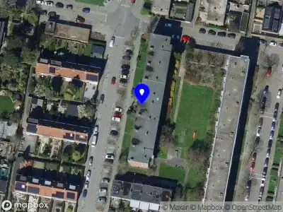 Ambulance met gepaste spoed naar de Stavenissestraat in Rotterdam