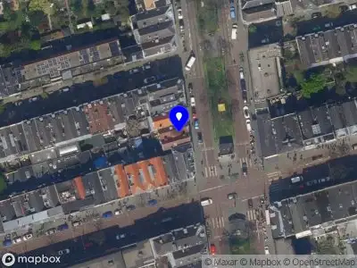 Ambulance met grote spoed naar de Claes de Vrieselaan in Rotterdam