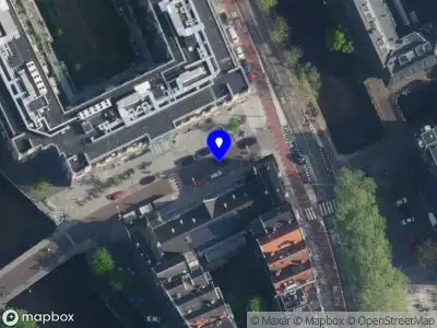 Ambulance met grote spoed naar de Nieuwe Passeerdersstraat in Amsterdam