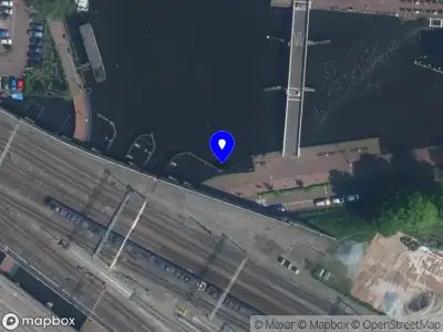 Ambulance met grote spoed naar de Westerdokskade in Amsterdam