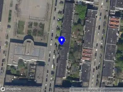 Ambulance met grote spoed naar de Van Oosterzeestraat in Rotterdam