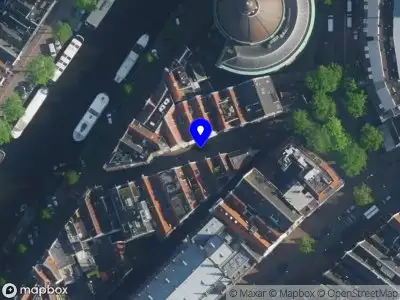 Ambulance met grote spoed naar de Koggestraat in Amsterdam