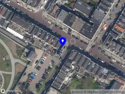 Ambulance met grote spoed naar de Burgemeester Roosstraat in Rotterdam