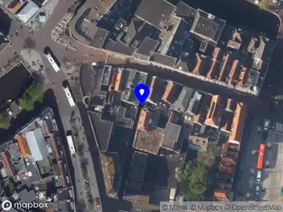 Ambulance met gepaste spoed naar de Barbarasteeg in Leiden